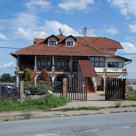 Motel Imperija Ub Extérieur photo